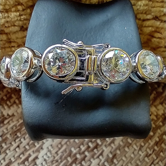 Bracelet CZ Crystal Stone Large NWOT tennis Bracelet - Picture 5 of 14